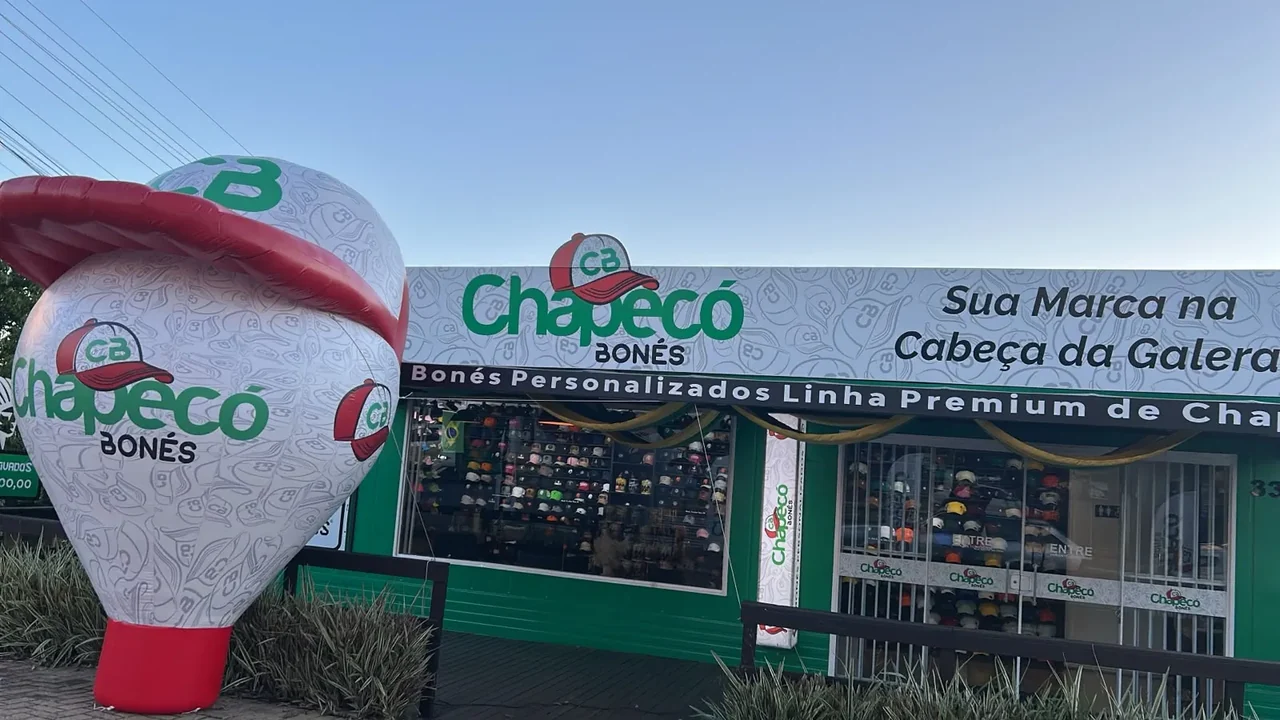 Fachada da loja e fábrica da Chapecó Bonés na Avenida Getúlio Dornelles Vargas, em Chapecó (SC)