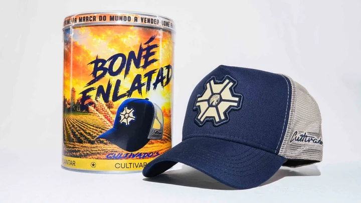 Boné da linha Cultivados azul e bege com aplique bordado